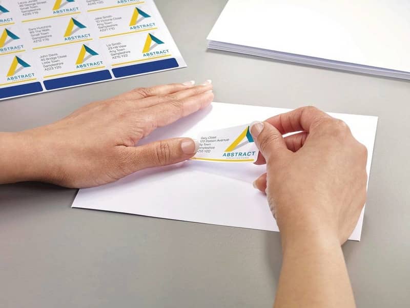 Etichette bianche per indirizzi AVERY Ultragrip™ 63,5x46,6 mm - 18 et/foglio - stampanti laser cf. 100 fogli L7161-100