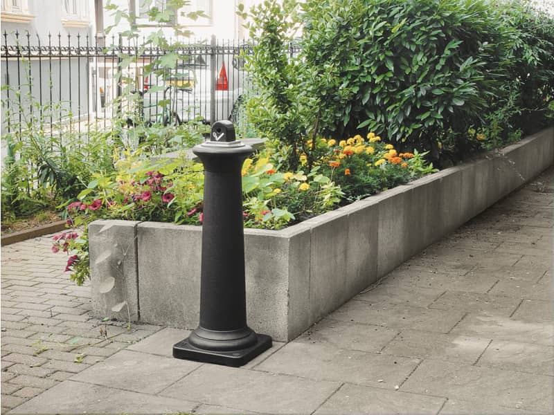 Posacenere colonna in resina Rubbermaid GroundsKeeper™ Tuscan H 102,9 cm - Ø 40 cm nero FG9W3000BLA