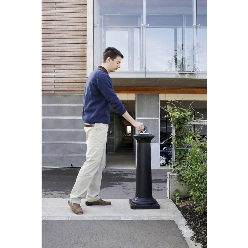 Posacenere colonna in resina Rubbermaid GroundsKeeper™ Tuscan H 102,9 cm - Ø 40 cm nero FG9W3000BLA