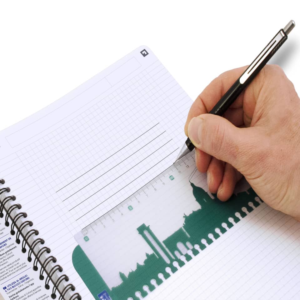 Quaderno spiralato OXFORD Office Essentials A5 assortiti quadretti 5 mm 100102938
