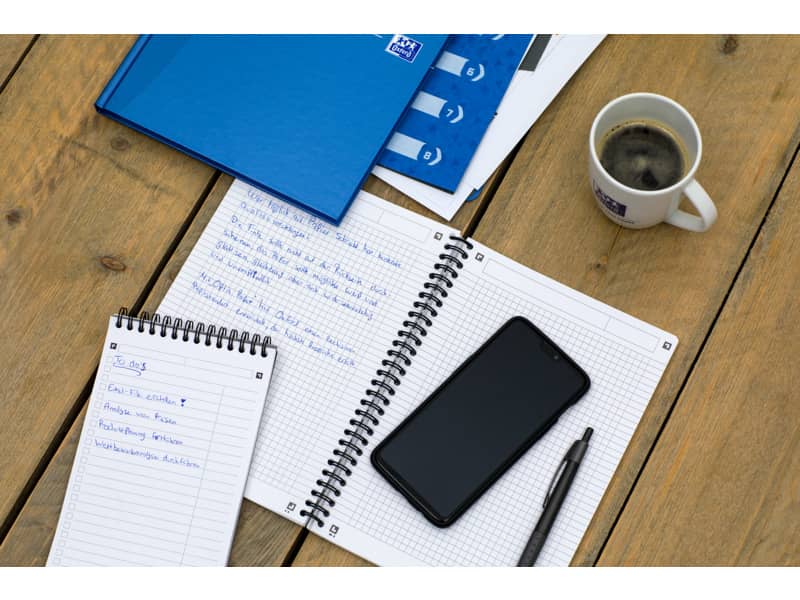 Quaderno spiralato OXFORD Office Essentials A5 assortiti quadretti 5 mm 100102938