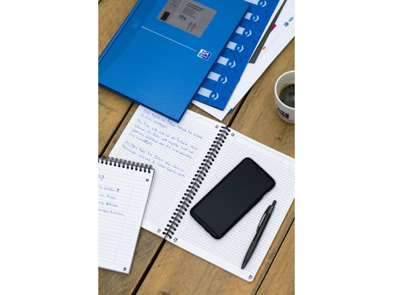 Quaderno spiralato OXFORD Office Essentials A5 assortiti quadretti 5 mm 100102938