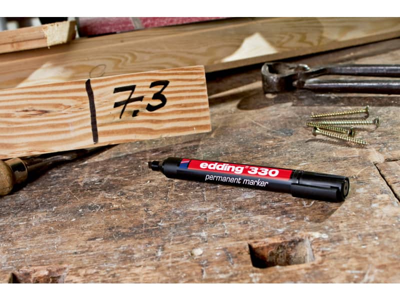 Marcatore permanente edding 330 punta scalpello 1-5 mm rosso 4-330002